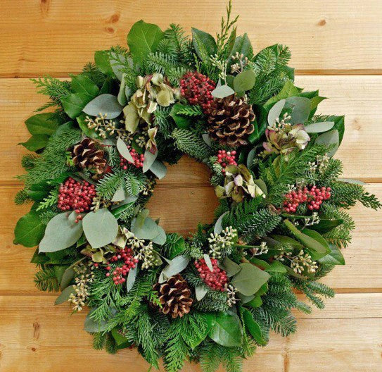 Heart shaped wreath with berries  Heart door wreath, Christmas wreaths,  Wreath decor